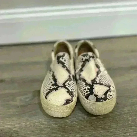 Steve Madden Snake Print Slip On Sneaker Flat Women’s Size 8 - Picture 2 of 6